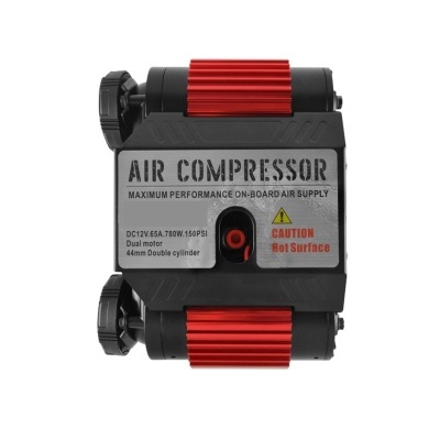 Compressor de ar portátil preto e vermelho com rótulo e botões laterais