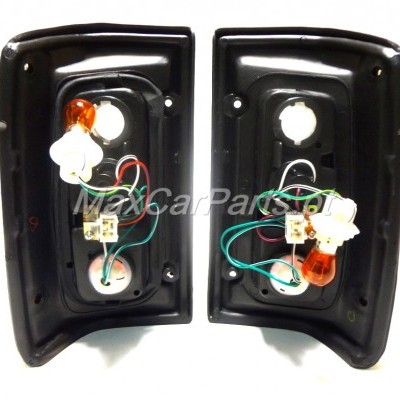 Par de farolins traseiros de automóvel com fios e lâmpadas expostas