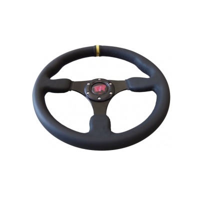 Volante preto de carro com logótipo RTR no centro