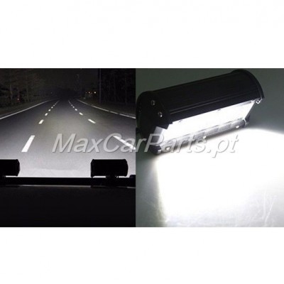 Luz LED retangular preta acesa e estrada iluminada à noite