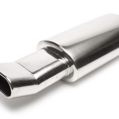 Ponteira de escape automóvel prateada sobre fundo branco