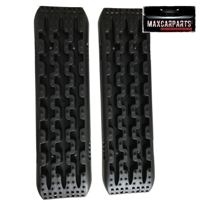 Tapetes pretos para carro com padrão texturizado e etiqueta MAXCARPARTS