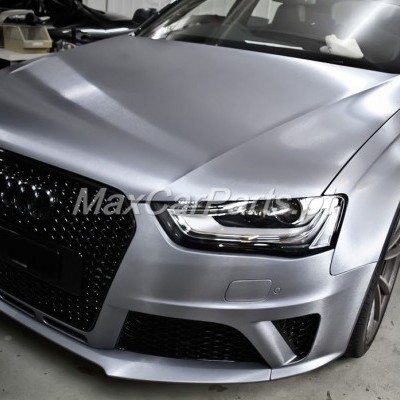 Carro Audi prata metálico com grelha preta e faróis dianteiros