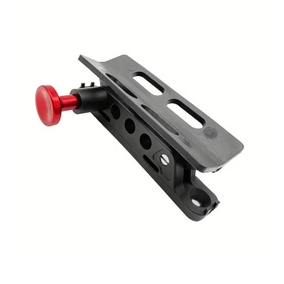 Peça metálica preta com alavanca vermelha sobre fundo branco