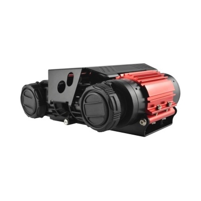 Compressão de ar elétrica preta e vermelha com duas tampas redondas pretas.