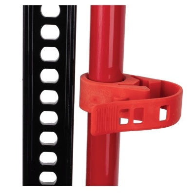 Barra metálica preta perfurada e tubo vermelho preso por cinta vermelha