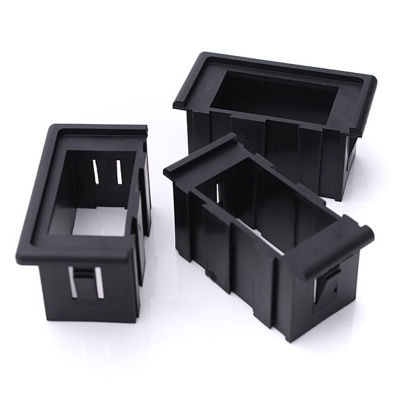 Três suportes retangulares pretos de plástico com aberturas, sobre fundo branco.