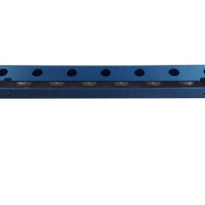 Barra metálica azul com seis orifícios circulares