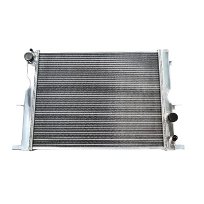 Radiador automóvel metálico prateado com aletas horizontais e tampas negras