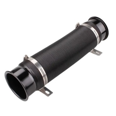 Tubo flexível preto com braçadeiras metálicas em fundo branco