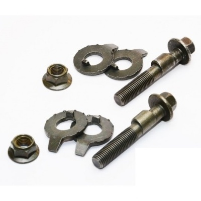 Parafusos, porcas e anilhas metálicos cinza escuro sobre fundo branco