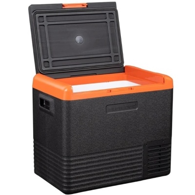 Caixa térmica preta com acabamento laranja e tampa aberta