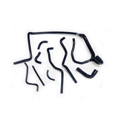 Conjunto de mangueiras pretas curvas e rectas sobre fundo branco