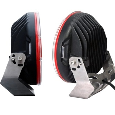 Duas luzes redondas pretas com bordas vermelhas e suportes metálicos