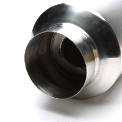 Componente metálico cilíndrico prateado com interior visível em fundo branco