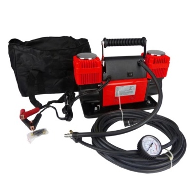 Compressor de ar portátil vermelho e preto com mangueira e bolsa