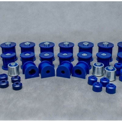 Buchas automotivas azuis e metálicas sobre superfície cinza