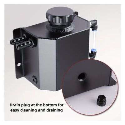 Recipiente de alumínio preto com tubos de conexão e tampa de rosca em fundo branco