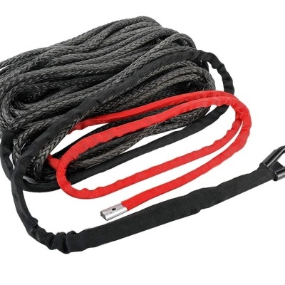 corda de reboque preta com alça vermelha e gancho metálico