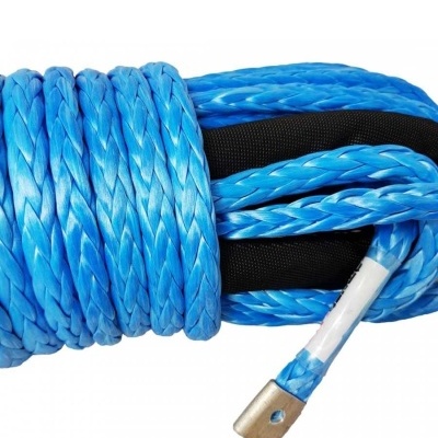 Corda sintética azul trançada com proteção preta e acabamento em metal.