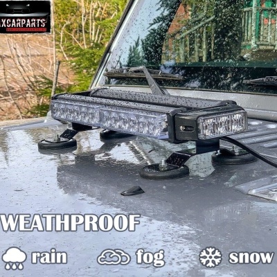 Barra de luz LED preta montada no capô de veículo com texto de marca e ícones de resistência ao clima