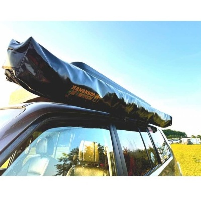 Toldo preto com logótipo CANBAGG no tejadilho de carro cinza escuro