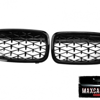 Par de grelhas automóveis pretas com padrão em losangos e logótipo MAXCARPARTS