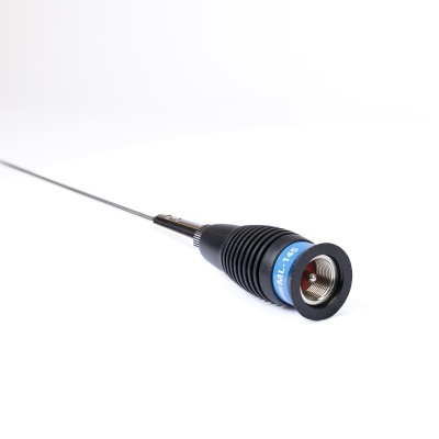 Antena metálica fina com base preta e azul, texto XYZL 2.45