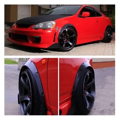 Carro desportivo vermelho com para-lamas alargados e rodas pretas