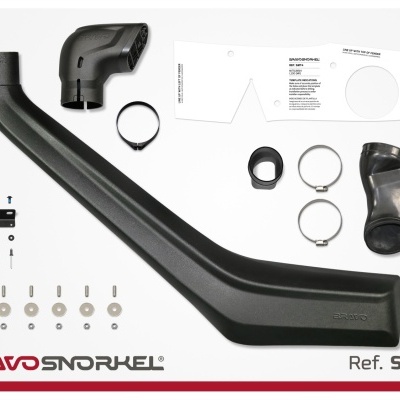 Kit de snorkel preto para veículo com acessórios e instruções sobre fundo branco