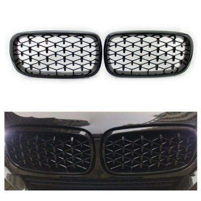 Grelhas dianteiras pretas para carro com padrão geométrico