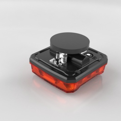 Dispositivo quadrado preto com base vermelha translúcida em superfície branca