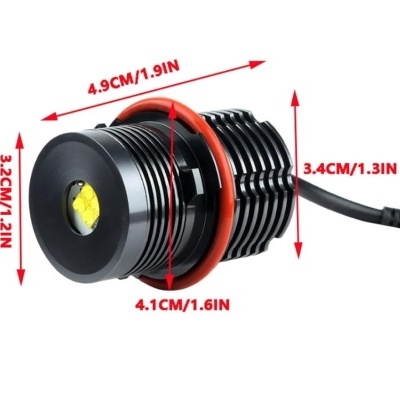 Luz LED preta com dissipador e medidas em vermelho