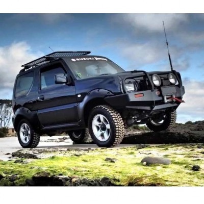 Veículo todo-o-terreno preto com acessórios e superfície natural ao redor