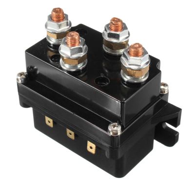 Componente elétrico preto com parafusos de cobre e porcas metálicas