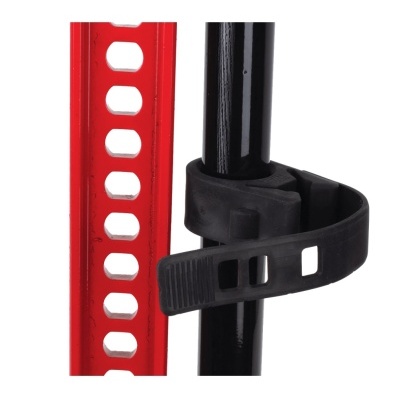 Elevador metálico vermelho com faixa preta de borracha ajustada num tubo preto