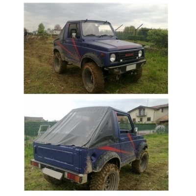 Veículo azul todo-o-terreno com capota preta em ambiente rural