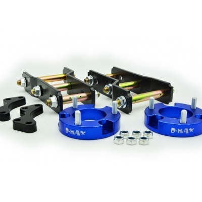 Conjunto de acessórios metálicos e plásticos para automóveis em fundo branco.