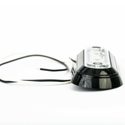 Dispositivo electrónico preto com fios em fundo branco