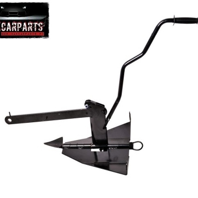 Arado agrícola metálico preto com cabo curvo e pega em plástico