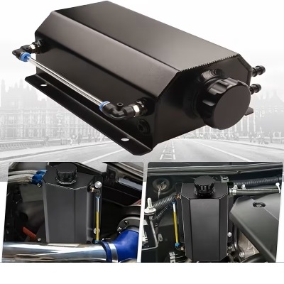 Reservatório de expansão automóvel preto de metal com visor de nível e conexões instalado no motor