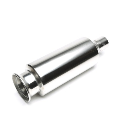 Silenciador metálico prateado com acabamento brilhante sobre fundo branco
