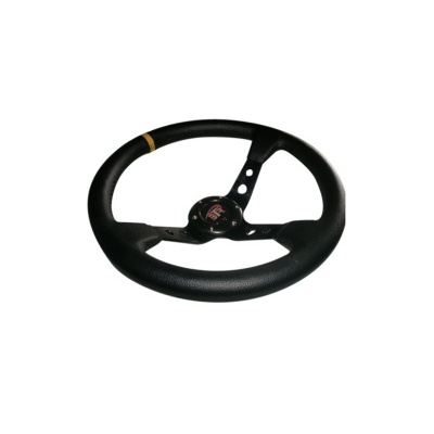 Volante preto com textura de couro e três braços metálicos com furos, emblema vermelho no centro