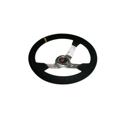 Volante de automóvel preto com centro metálico prateado e logótipo vermelho
