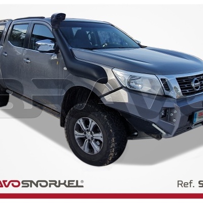 Pick-up Nissan cinza com snorkel preto, para-choques reforçado e capota da mesma cor