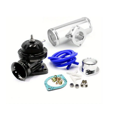 Conjunto de peças automóveis com válvula, tubo, mangueira, flange, junta e parafusos sobre fundo branco