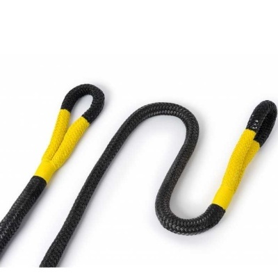 Corda preta trançada com extremidades amarelas sobre fundo branco