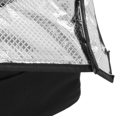 Superfície metalizada prateada com padrão em losangos e base preta