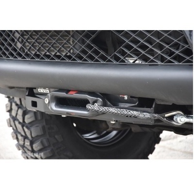 Parachoques dianteiro preto com gancho metálico e cabo trançado em veículo 4x4