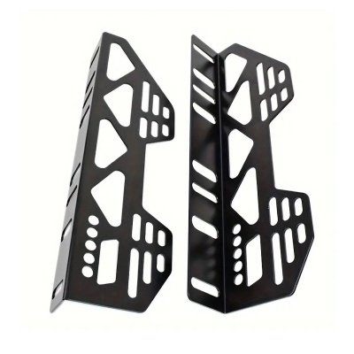 Par de suportes metálicos pretos com recortes geométricos